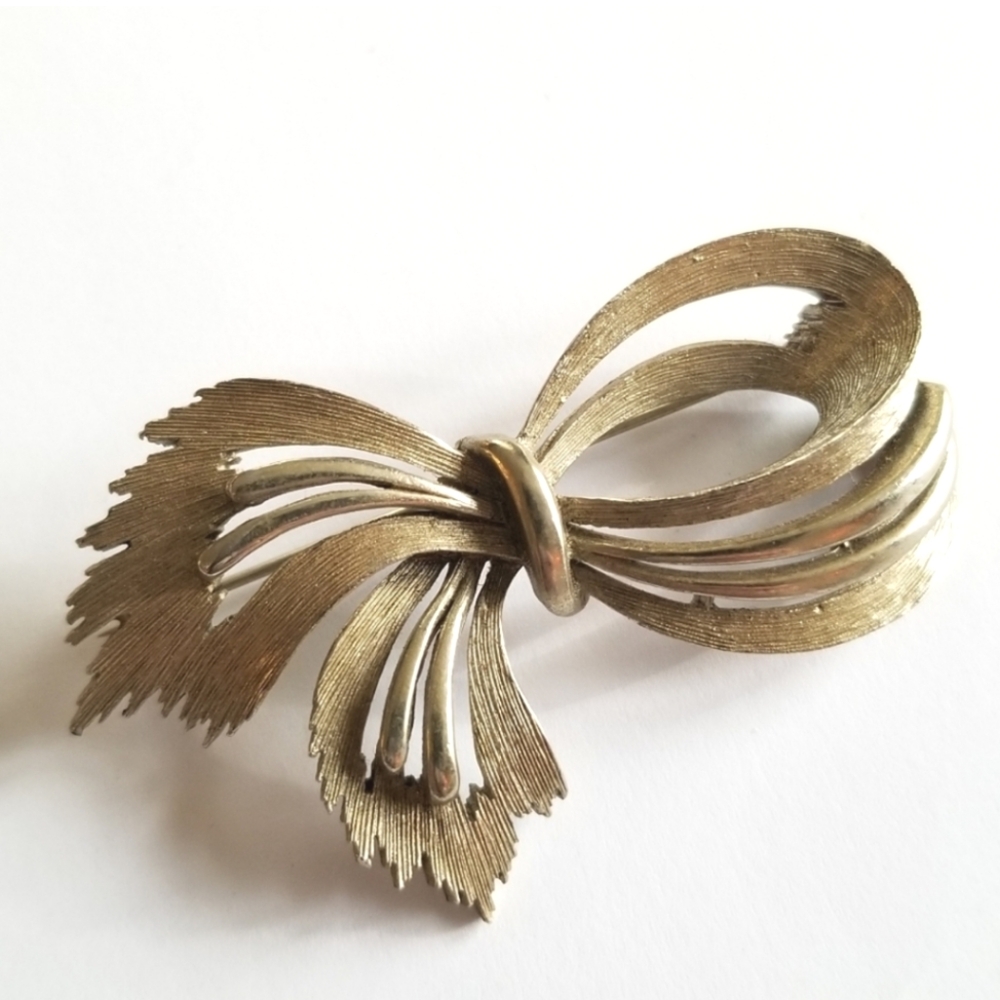 Vintage JJ brooch looped bow Jonette Jewelry pin gold tone